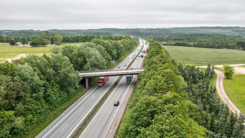 Dronefoto fra Østjyske Motorvejen mellem Vejle og Skanderborg før de mange træer og anden beplantet blev ryddet. Foto Vejdirektoratet